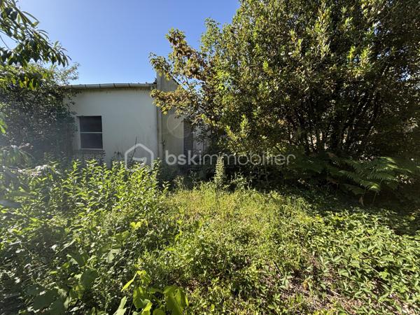 Entrepôt de 200 m2 au sol sur parcelle de 476 m2 constructible en plein centre de LA RICHE -
zone ABF - portail sur voirie réalisé-