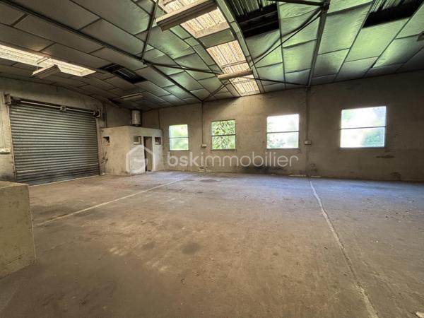 Entrepôt de 200 m2 au sol sur parcelle de 476 m2 constructible en plein centre de LA RICHE -
zone ABF - portail sur voirie réalisé-