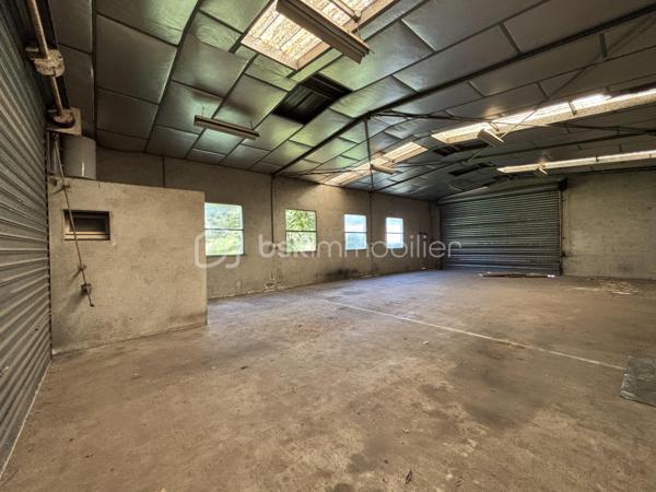 Entrepôt de 200 m2 au sol sur parcelle de 476 m2 constructible en plein centre de LA RICHE -
zone ABF - portail sur voirie réalisé-