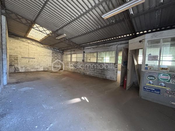 Entrepôt de 200 m2 au sol sur parcelle de 476 m2 constructible en plein centre de LA RICHE -
zone ABF - portail sur voirie réalisé-