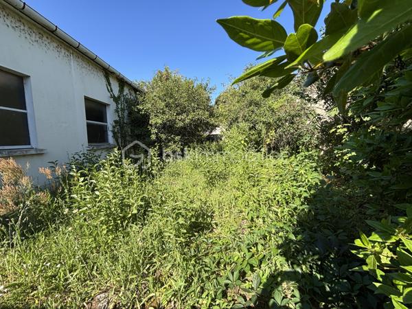 Entrepôt de 200 m2 au sol sur parcelle de 476 m2 constructible en plein centre de LA RICHE -
zone ABF - portail sur voirie réalisé-