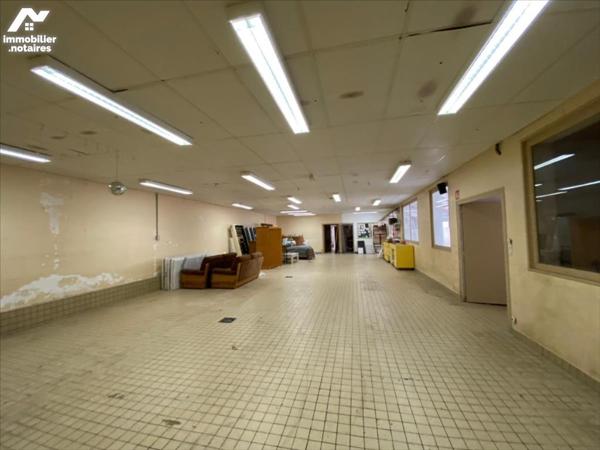 BAISSE DE PRIX! ENSEMBLE IMMOBILIER AVEC LOCAUX COMMERCIAUX ET HABITATIONS