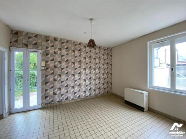 BAISSE DE PRIX! ENSEMBLE IMMOBILIER AVEC LOCAUX COMMERCIAUX ET HABITATIONS