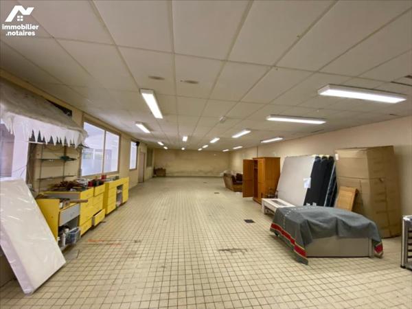 BAISSE DE PRIX! ENSEMBLE IMMOBILIER AVEC LOCAUX COMMERCIAUX ET HABITATIONS