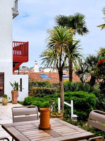 CIBOURE QUARTIER CROIX ROUGE  APPARTEMENT DE 114,32 M² EN REZ-DE-JARDIN AVEC JARDIN PRIVATIF DE 200 M² ET DOUBLE GARAGE FERMÉ