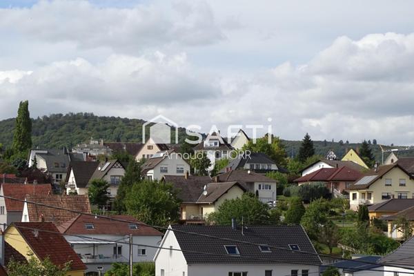 Avec superbe vue dégagée et entrée indépendante