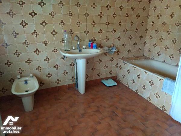 MAISON D'HABITATION  de 6 Pièces principales.