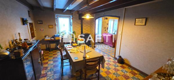 Ensemble immobilier comprenant 2 logements dont 1 loué + terrains + dépendances.