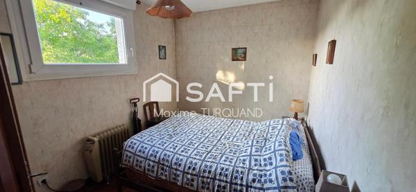 Ensemble immobilier comprenant 2 logements dont 1 loué + terrains + dépendances.