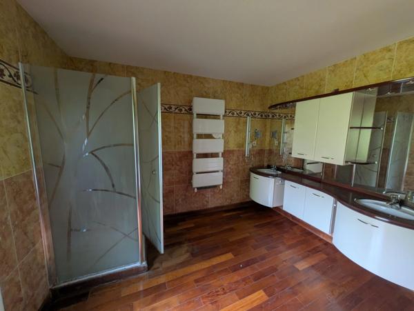 SAINT CARADEC TREGOMEL ENSEMBLE DE 4 LONGERES DE 438M² ENVIRON SUR PARCELLE DE 4400M² AVEC PUITS