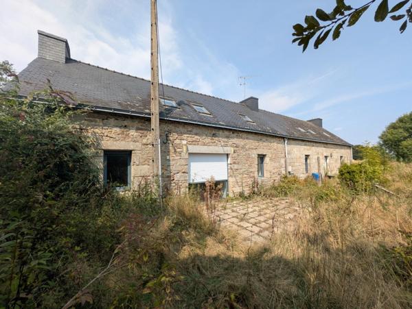 SAINT CARADEC TREGOMEL ENSEMBLE DE 4 LONGERES DE 438M² ENVIRON SUR PARCELLE DE 4400M² AVEC PUITS