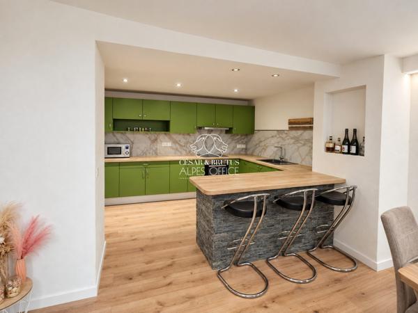 SALLANCHES, proche centre-ville, Appartement 4 pièces 3 chambres, 91 m², 2 balcons, parking et cave vue Mont-Blanc.