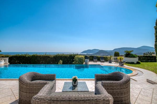 Propriété contemporaine avec vue mer panoramique