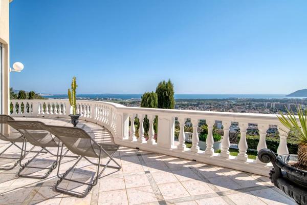 Propriété contemporaine avec vue mer panoramique