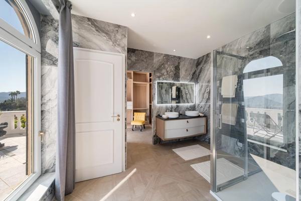 Propriété contemporaine avec vue mer panoramique