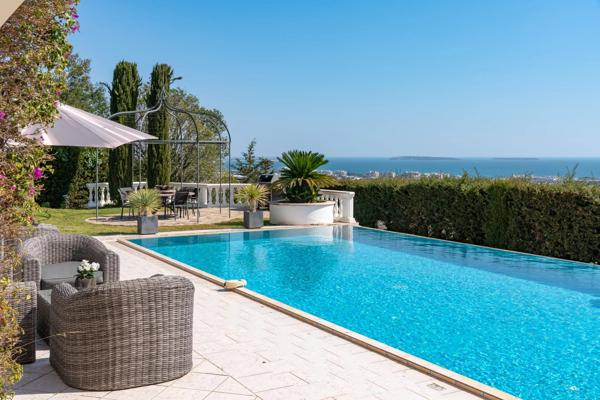 Propriété contemporaine avec vue mer panoramique