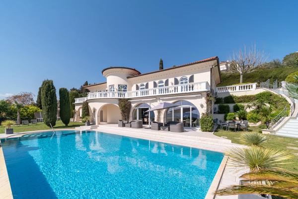 Propriété contemporaine avec vue mer panoramique