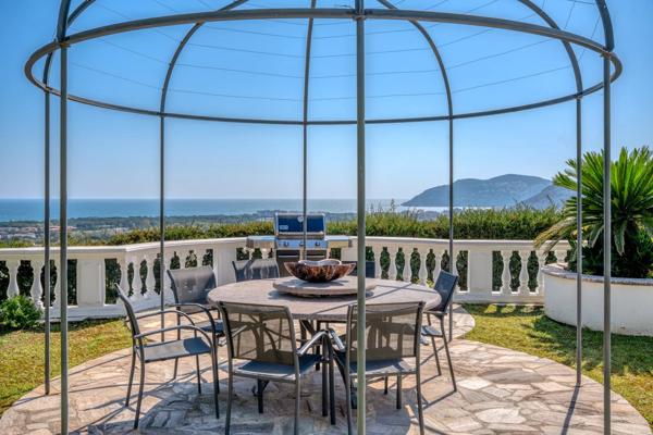 Propriété contemporaine avec vue mer panoramique