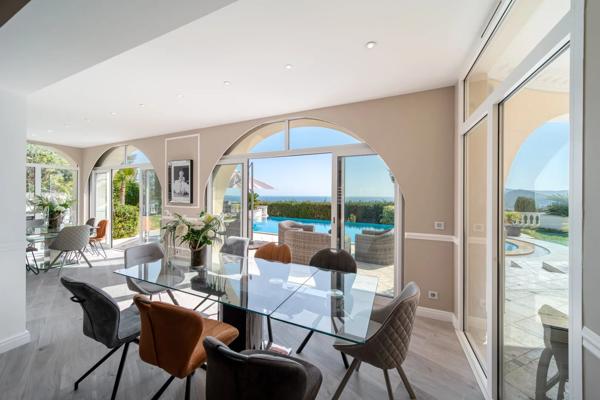 Propriété contemporaine avec vue mer panoramique