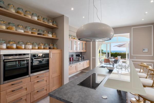 Propriété contemporaine avec vue mer panoramique