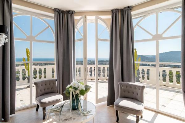Propriété contemporaine avec vue mer panoramique