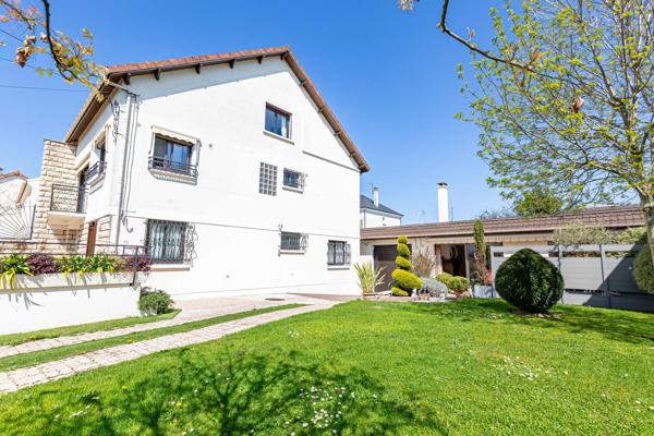 MAISON avec 4 chambres, 2 garages, jardin et une dépendance de 50 m²