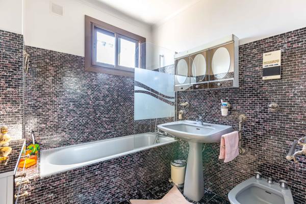 MAISON avec 4 chambres, 2 garages, jardin et une dépendance de 50 m²