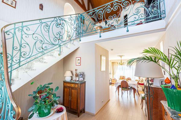 MAISON avec 4 chambres, 2 garages, jardin et une dépendance de 50 m²