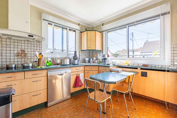 MAISON avec 4 chambres, 2 garages, jardin et une dépendance de 50 m²