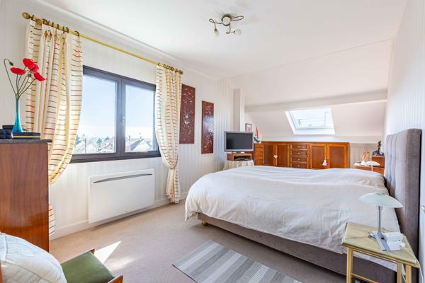 MAISON avec 4 chambres, 2 garages, jardin et une dépendance de 50 m²