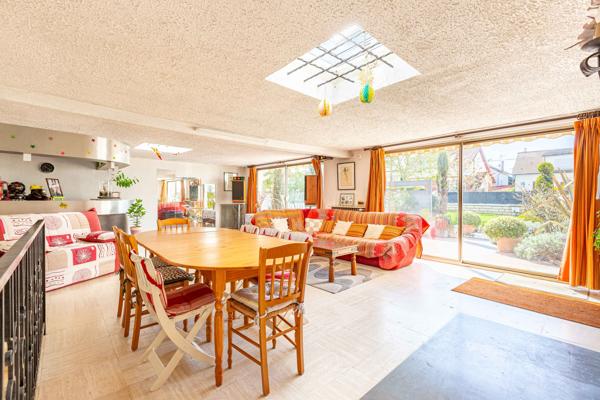 MAISON avec 4 chambres, 2 garages, jardin et une dépendance de 50 m²