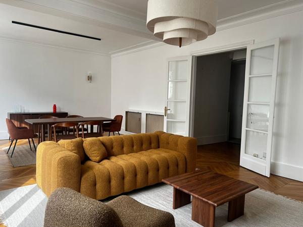 Paris 16? ? Élégant appartement de réception avec balcon, à deux pas de la Place Victor Hugo