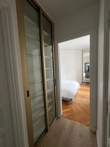 Paris 16? ? Élégant appartement de réception avec balcon, à deux pas de la Place Victor Hugo