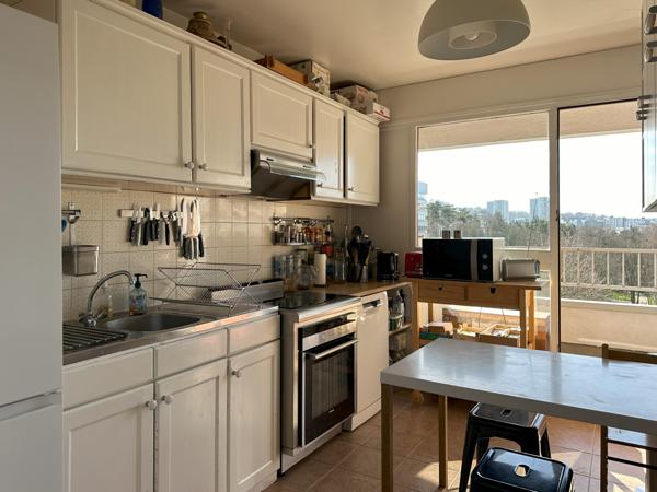 Nanterre (92000) Nanterre Préfecture : Appartement de 5 pièces sur 106,52 m² avec 2 larges balcons et un box fermé