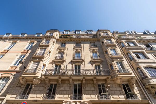 PARIS (75018) – T3 – 65M2 – BALCON (4,08M2) - ORIENTATION SUD - TRÈS LUMINEUX - TRAVERSANT – ASCENSEUR - 2 CAVES