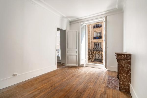PARIS (75018) – T3 – 65M2 – BALCON (4,08M2) - ORIENTATION SUD - TRÈS LUMINEUX - TRAVERSANT – ASCENSEUR - 2 CAVES