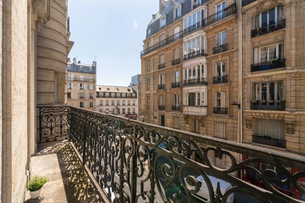 PARIS (75018) – T3 – 65M2 – BALCON (4,08M2) - ORIENTATION SUD - TRÈS LUMINEUX - TRAVERSANT – ASCENSEUR - 2 CAVES