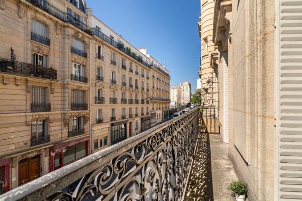 PARIS (75018) – T3 – 65M2 – BALCON (4,08M2) - ORIENTATION SUD - TRÈS LUMINEUX - TRAVERSANT – ASCENSEUR - 2 CAVES