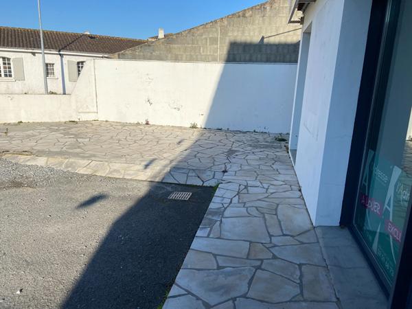 Beauvoir sur Mer- Sur un axe passant.