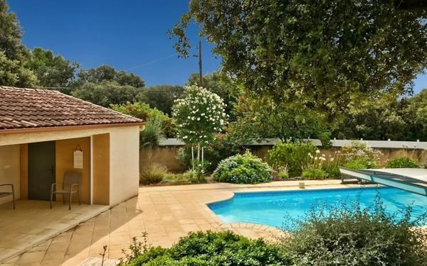 Maison à vendre    5 pièces •  Castillon-du-Gard