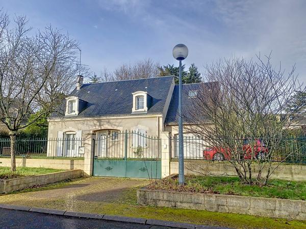 À vendre - Maison individuelle, 10 pièces située à Saint-Avertin (37550)