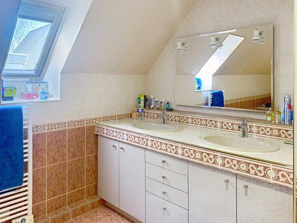 À vendre - Maison individuelle, 10 pièces située à Saint-Avertin (37550)