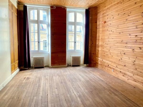 Bordeaux historique vaste appartement à usage mixte