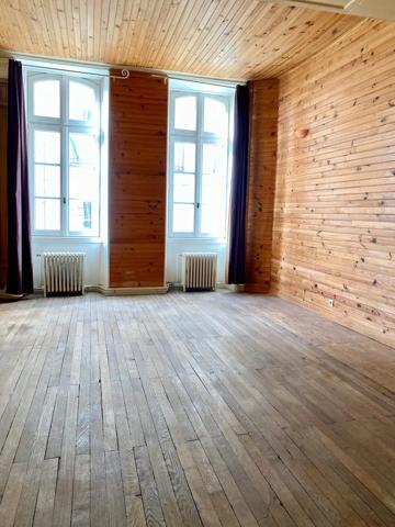 Bordeaux historique vaste appartement à usage mixte