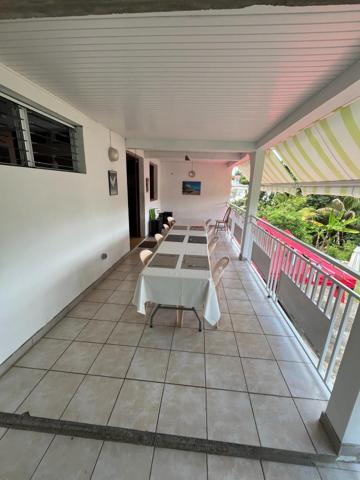 Découvrez cette grande propriété à Trinité offrant calme, rentabilité locative et fort potentiel d’aménagement