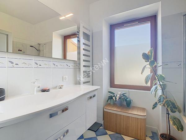Maison à vendre à Vallet à 1min des commodités, à 1min de l'axe Nantes-Cholet, à 30min de l'aéroport de Nantes atlantique, à 5min de la gare du Pallet