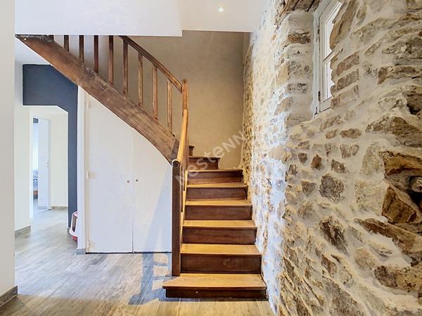 Maison à vendre à Vallet à 1min des commodités, à 1min de l'axe Nantes-Cholet, à 30min de l'aéroport de Nantes atlantique, à 5min de la gare du Pallet