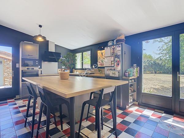 Maison à vendre à Vallet à 1min des commodités, à 1min de l'axe Nantes-Cholet, à 30min de l'aéroport de Nantes atlantique, à 5min de la gare du Pallet
