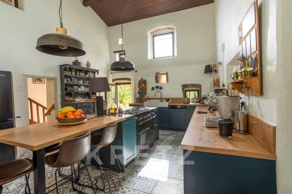 Cellieu - Bâtisse au cœur des vergers