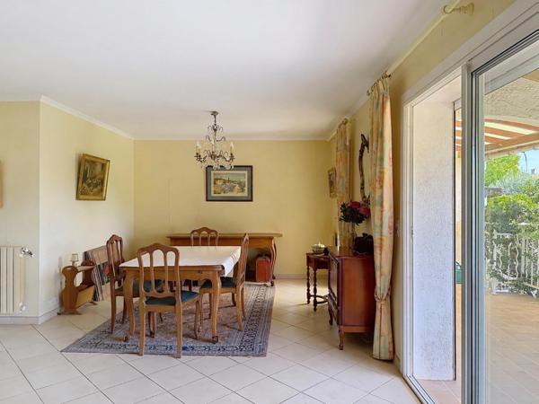 Maison familiale à 15 min à pied du port, commerces à 200 m, fort potentiel d’aménagement